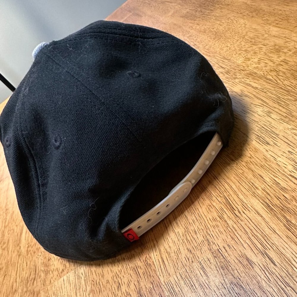 Oakley Snapback Hat - Picture 2 of 2